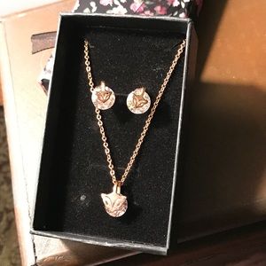 set of Swarovski  Earrings/Necklace sterling 🌸